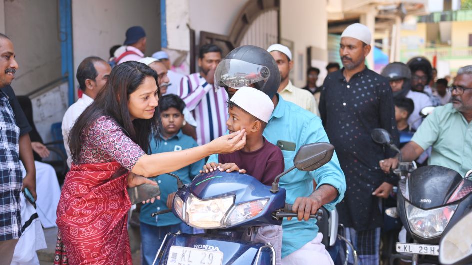 കായംകുളം എൽഡിഎഫ് സ്ഥാനാർഥി യു പ്രതിഭ പെരുന്നാൾ നമസ-്കാരം കഴിഞ്ഞ് വരുന്ന വിശ്വാസികളോട് വോട്ടഭ്യർഥിക്കുന്നു
