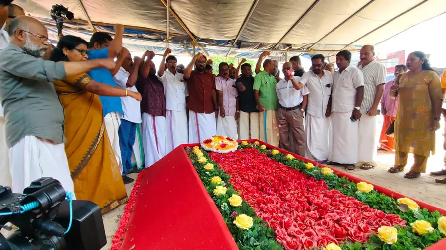 എച്ച് സലാം വി എസിൻ്റെ സ്മൃതി മണ്ഡപത്തിൽ പുഷ്പാർച്ചന നടത്തുന്നു