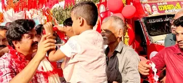 പത്തനാപുരം മണ്ഡലം എൽഡിഎഫ്‌ സ്ഥാനാർഥി കെ ബി ഗണേഷ്‌കുമാറിന്‌ ചെമ്പനരുവി കൂട്ട് മുക്കിൽ നൽകിയ സ്വീകരണം