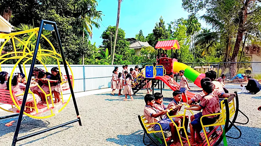 മുഹമ്മ സി എം എസ് എൽ പി സ്കൂളിൽ ബിരിയാണി ചലഞ്ചിലൂടെ ഒരുക്കിയ പാർക്ക് കുട്ടികൾക്കായി തുറന്നു കൊടുത്തപ്പോൾ.