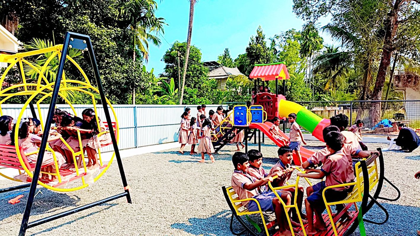 മുഹമ്മ സി എം എസ് എൽ പി സ്കൂളിൽ ബിരിയാണി ചലഞ്ചിലൂടെ ഒരുക്കിയ പാർക്ക് കുട്ടികൾക്കായി തുറന്നു കൊടുത്തപ്പോൾ.