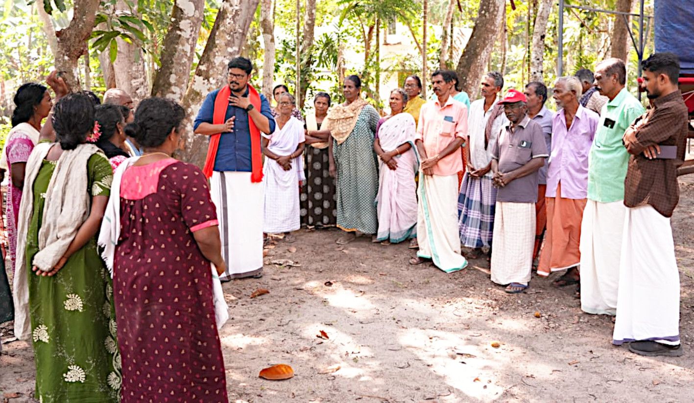 ഹരിപ്പാട് മണ്ഡലം എൽഡിഎഫ് സ്ഥാനാർഥി ടി ടി ജിസ്മോൻ ചേപ്പാട് പഞ്ചായത്തിലെ വോട്ടർമാരോട് വോട്ടഭ്യർഥിക്കുന്നു