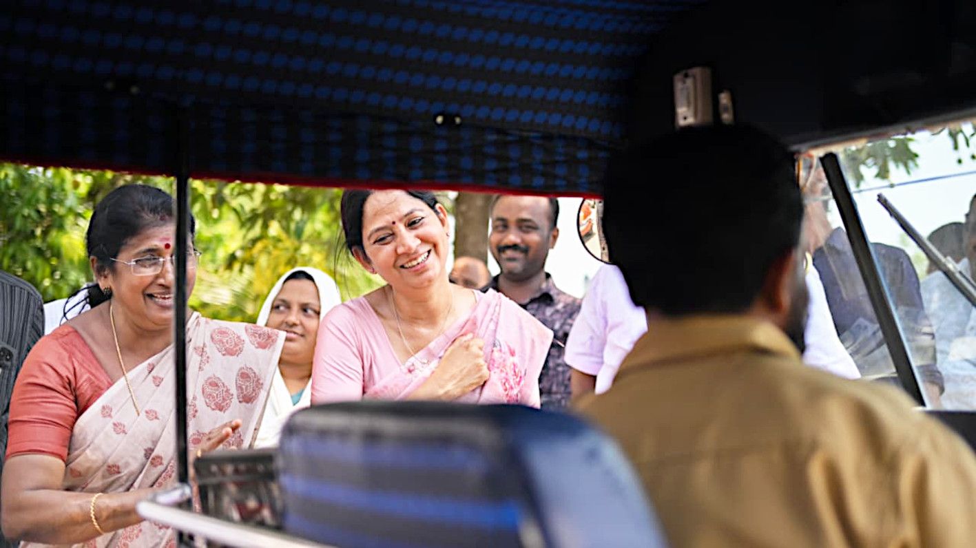 എൽഡിഎഫ് സ്ഥാനാർഥി യു പ്രതിഭ കണ്ടല്ലൂരിൽ വോട്ടഭ്യർഥിക്കുന്നു