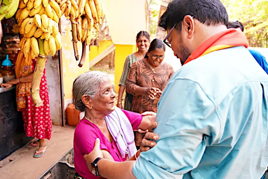 ഹരിപ്പാട് മണ്ഡലം എൽഡിഎഫ് സ്ഥാനാര്‍ത്ഥി ടി ടി ജിസ്മോൻ ആറാട്ടുപുഴയിൽ   വോട്ട് അഭ്യര്‍ഥിക്കുന്നു