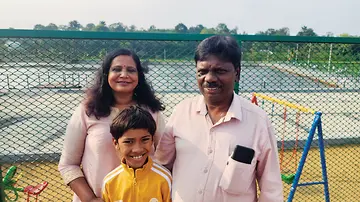    പി ആർ രാജേന്ദ്രനും ഭാര്യ ബിന്ദുവും