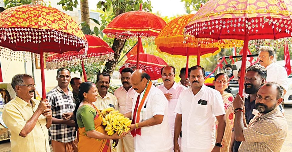 കുട്ടനാട്‌ മണ്ഡലം എൽഡിഎഫ്‌ സ്ഥാനാർഥി തോമസ് കെ തോമസിനെ നീലംപേരൂരിൽ പഴക്കുല നൽകി സ്വീകരിച്ചപ്പോൾ