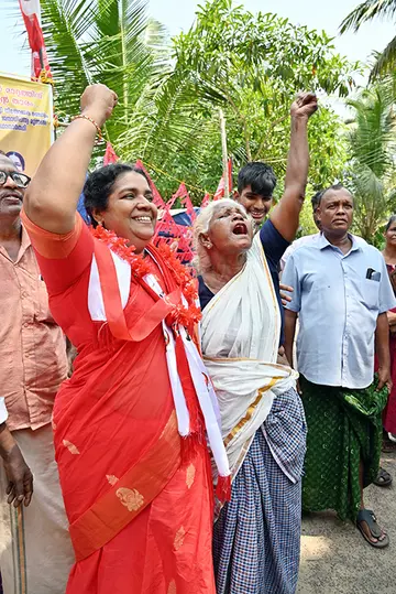 മുഴങ്ങോടി മേഖലയിലെ അംബേക്കർ ഗ്രാമത്തിൽ എത്തിയ എൽഡിഎഫ് സ്ഥാനാർഥി എം എസ് താരയെ ചേർത്ത് നിർത്തി ഉച്ചത്തിൽ മുദ്രാവാക്യം വിളിക്കുന്ന വായോധിക