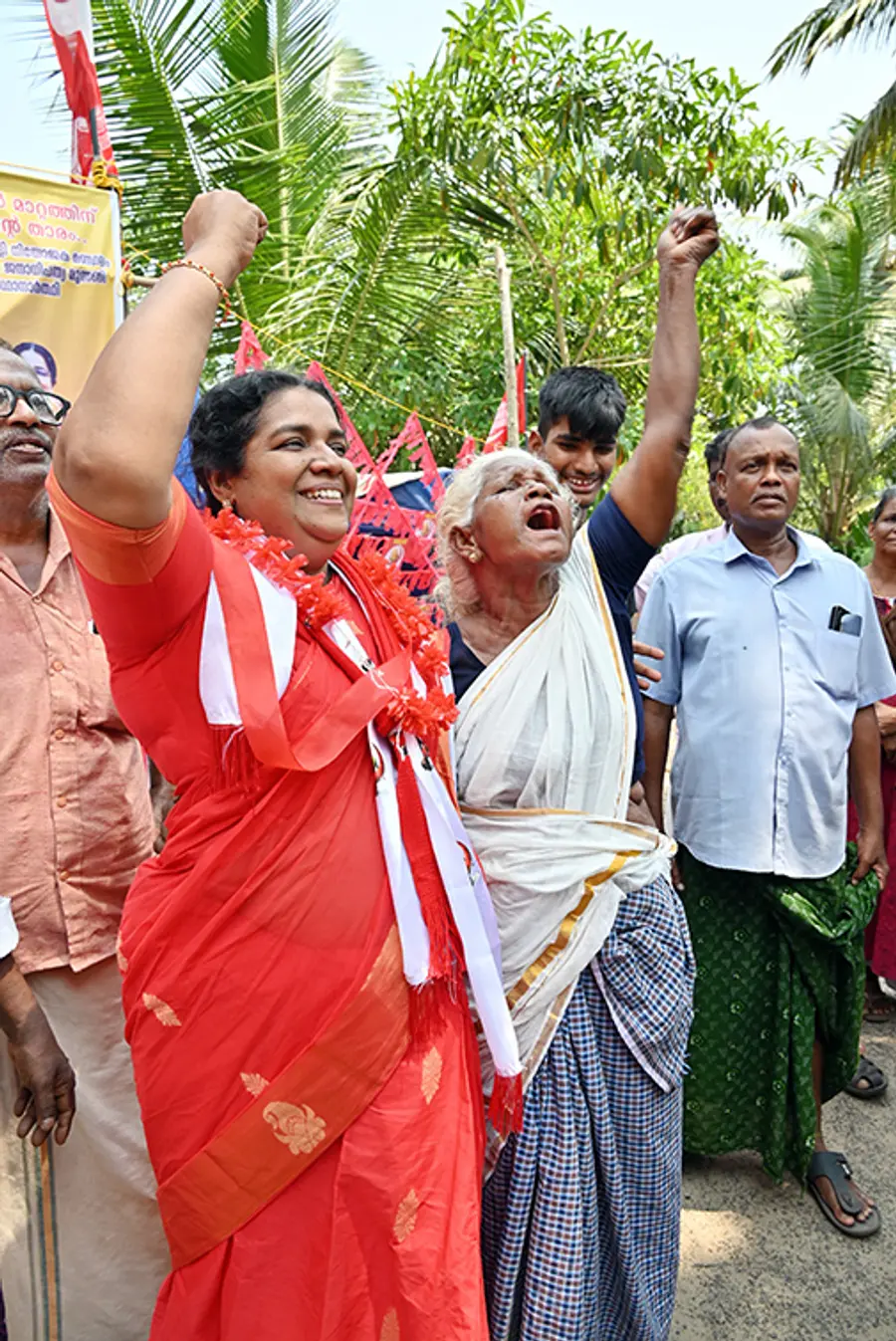 മുഴങ്ങോടി മേഖലയിലെ അംബേക്കർ ഗ്രാമത്തിൽ എത്തിയ എൽഡിഎഫ് സ്ഥാനാർഥി എം എസ് താരയെ ചേർത്ത് നിർത്തി ഉച്ചത്തിൽ മുദ്രാവാക്യം വിളിക്കുന്ന വായോധിക