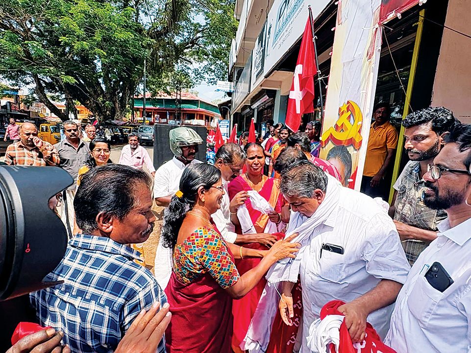 സജി  ചെറിയാന് കല്യാത്ര ജങ്ഷനിൽ നൽകിയ സ്വീകരണം