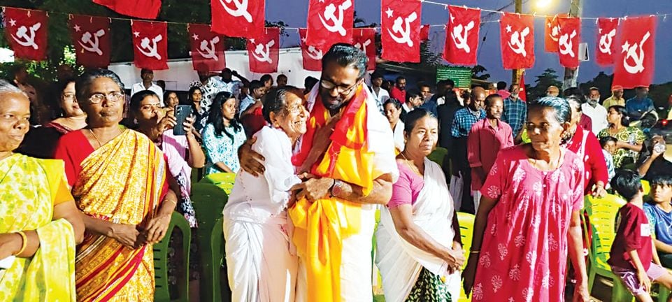വാടക്കലെ സ്വീകരണ കേന്ദ്രത്തിൽ പുന്നപ്ര വയലാർ സമര സേനാനി ഡാനിയേലിന്റെ ഭാര്യ റോസ-്‌ലി അമ്പലപ്പുഴ മണ്ഡലം എല്‍ഡിഎഫ് സ്ഥാനാര്‍ഥി എച്ച് സലാമിനെ  സ്വീകരിക്കുന്നു