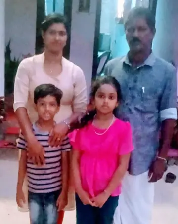 ആധാരം തിരികെ ലഭിച്ച  വെളിയിൽ ബോബനും കുടുംബവും