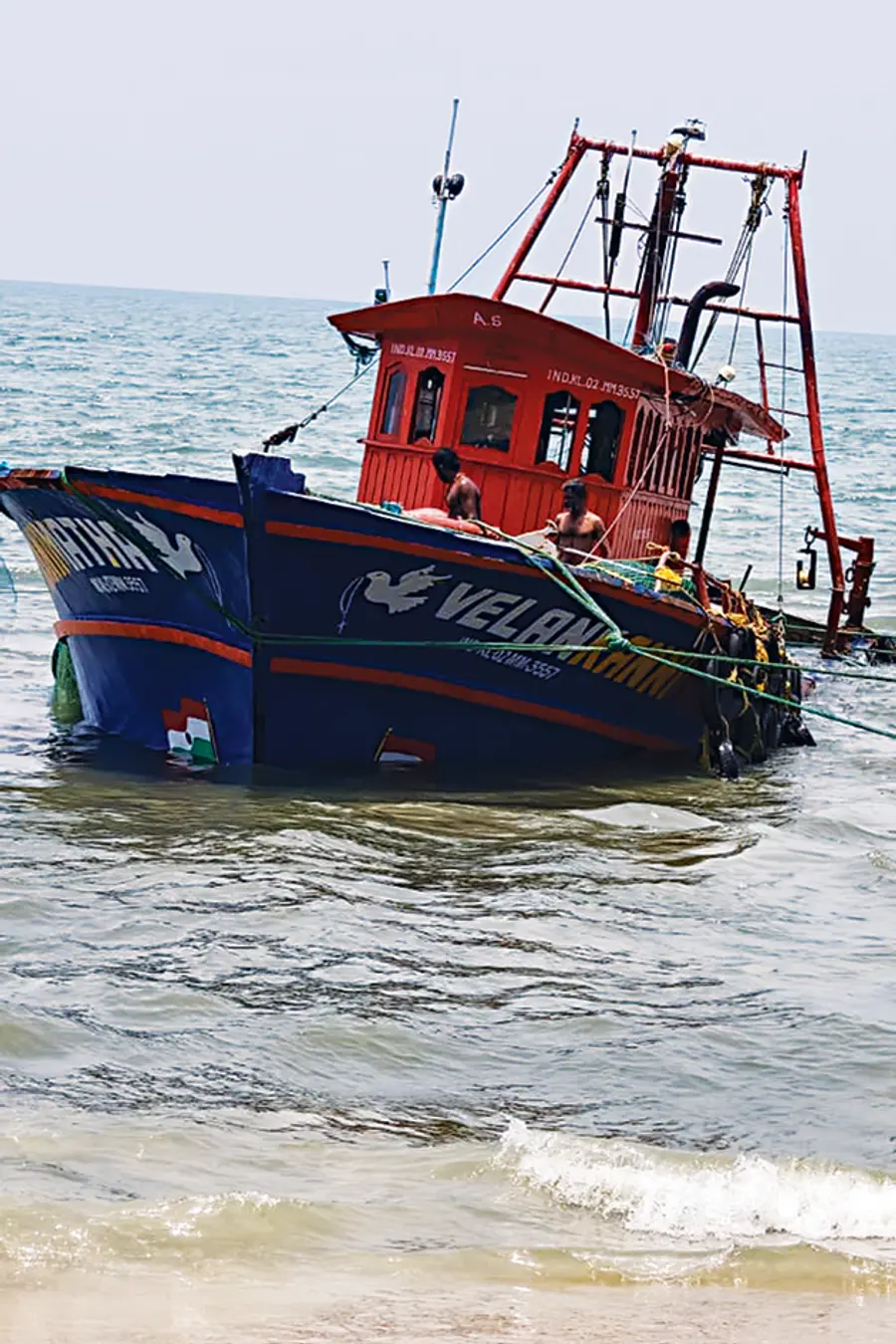 എഞ്ചിൻ തകരാറിലായ ശരവണന്റെ വേളാങ്കണ്ണി മാതാ ബോട്ട്