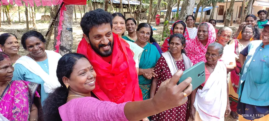 വള്ളികുന്നം പുല്ലാട്ട് തറയിൽ സ്വീകരിക്കാൻ എത്തിയ ജയ മാവേലിക്കര മണ്ഡലം എല്‍ഡിഎഫ് സ്ഥാനാര്‍ഥി  എം എസ് അരുണ്‍കുമാറിനൊപ്പം സെൽഫി എടുക്കുന്നു