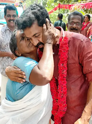 എം എസ് അരുണ്‍കുമാറിന് ശാന്ത മുത്തം നൽകുന്നു