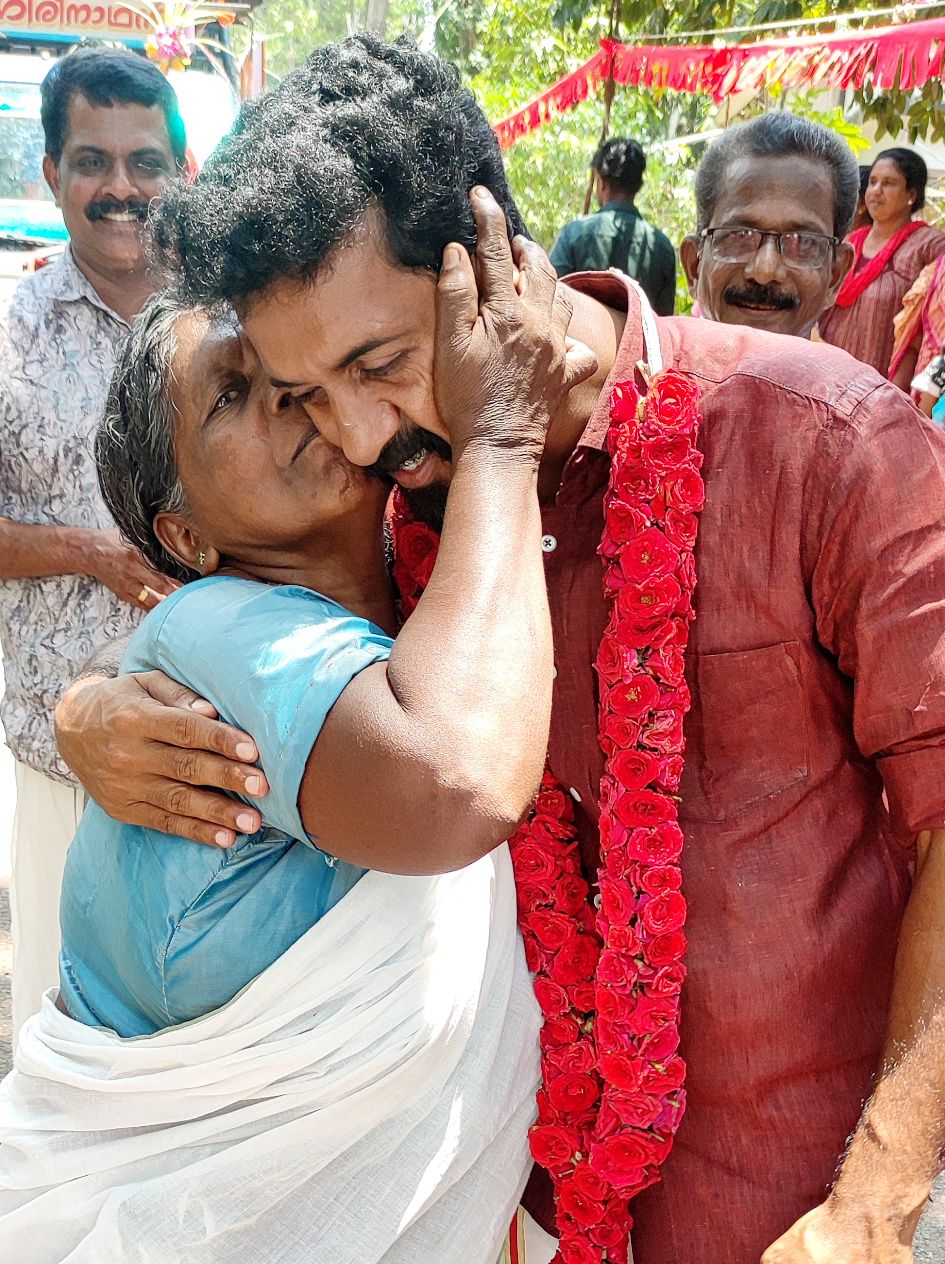 എം എസ് അരുണ്‍കുമാറിന് ശാന്ത മുത്തം നൽകുന്നു
