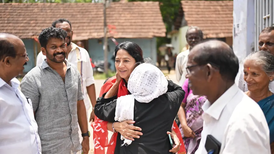 കായംകുളം മണ്ഡലം എല്‍ഡിഎഫ് സ്ഥാനാര്‍ഥി അഡ്വ. യു പ്രതിഭ എരുവ കാപ്പക്‍സ് കശുവണ്ടി ഫാക്‍ടറിയിൽ വോട്ടഭ്യർഥിക്കുന്നു