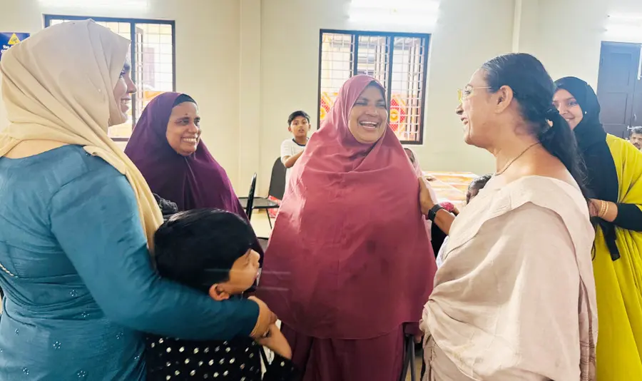 അരൂർ മണ്ഡലം എൽഡിഎഫ് സ്ഥാനാർത്ഥി ദലീമ ചന്തിരൂരിലെ വിവാഹച്ചടങ്ങിൽ പങ്കെടുക്കാനെത്തിയവരോട് വോട്ടു തേടിയപ്പോൾ