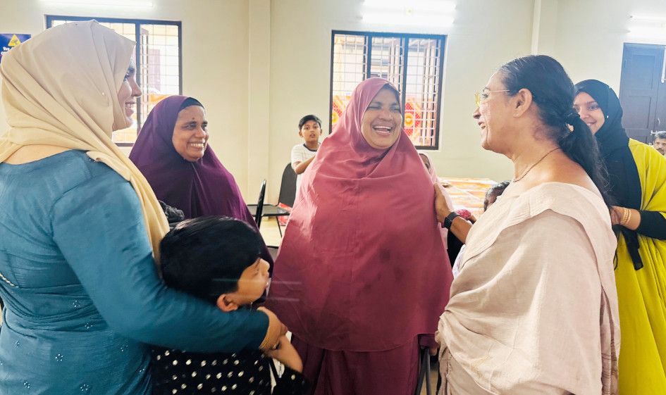 അരൂർ മണ്ഡലം എൽഡിഎഫ് സ്ഥാനാർത്ഥി ദലീമ ചന്തിരൂരിലെ വിവാഹച്ചടങ്ങിൽ പങ്കെടുക്കാനെത്തിയവരോട് വോട്ടു തേടിയപ്പോൾ
