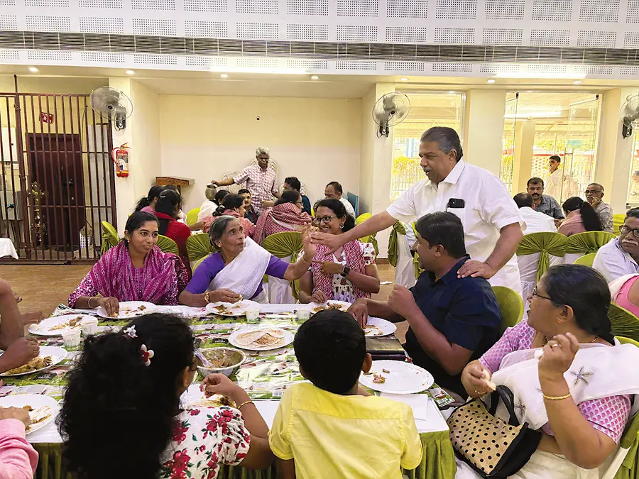 ചെങ്ങന്നൂര്‍ മണ്ഡലം എൽഡിഎഫ് സ്ഥാനാർഥി  സജി ചെറിയാൻ പുത്തൻകാവ് മാർത്തോമാ മതിലകം  ആരോഹണ പള്ളിയിലെ ഈസ്റ്റർ സൽക്കാരത്തിൽ പങ്കെടുത്തപ്പോള്‍
