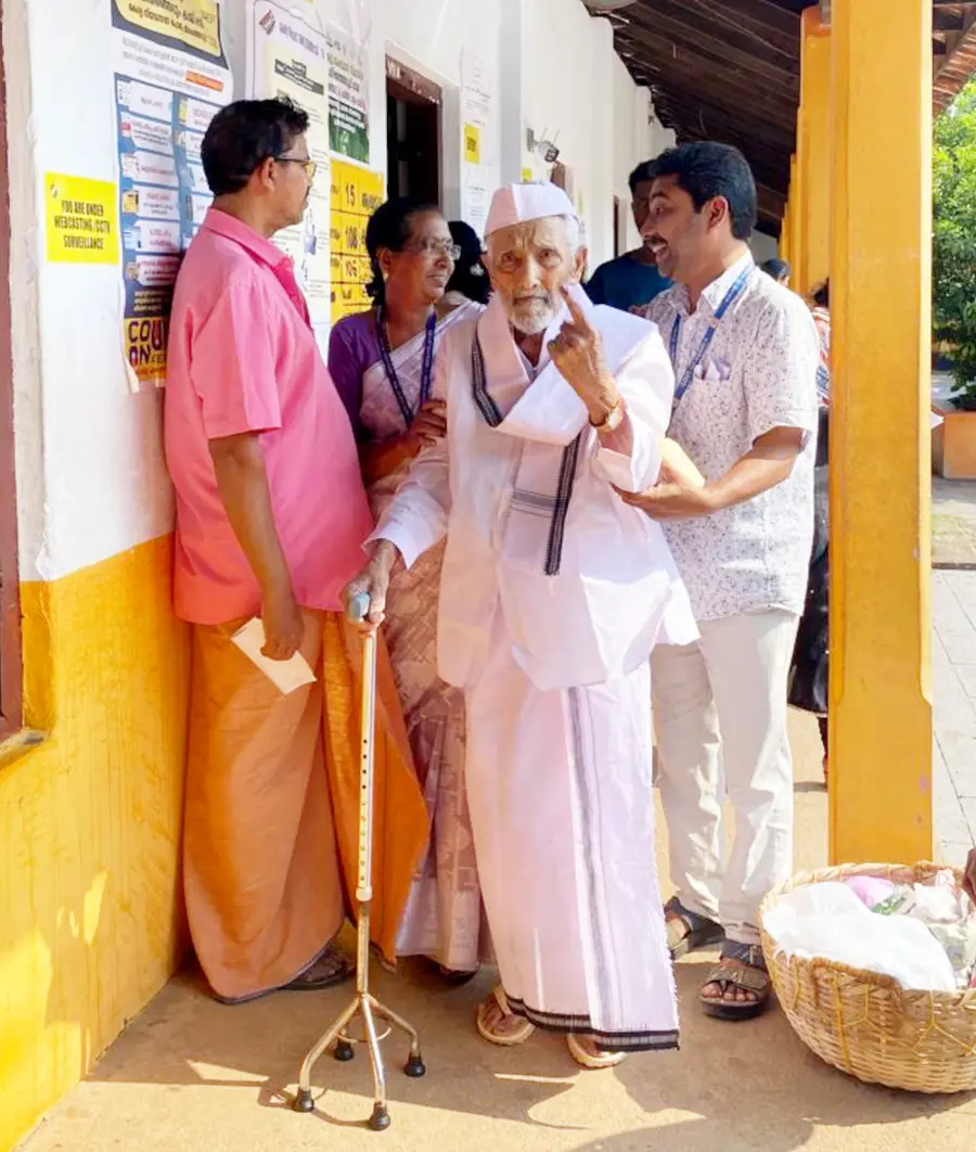 കമ്യൂണിസ്റ്റ് പാർടിയുടെ ആദ്യകാല നേതാവും സ്വാതന്ത്ര്യസമരസേനാനിയുമായ
കെ എ ബേക്കർ കായംകുളം മണ്ഡലം ബൂത്തായ എൻഎസ്എസ്
എച്ച്എസ്എസിൽ എത്തി വോട്ട് രേഖപ്പെടുത്തിയശേഷം പുറത്തിറങ്ങുന്നു
