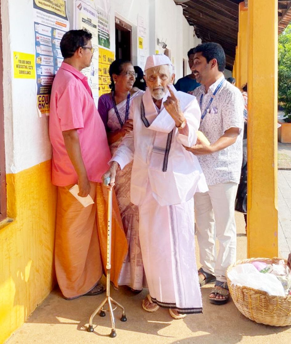 കമ്യൂണിസ്‌റ്റ്‌ പാർടിയുടെ ആദ്യകാല നേതാവും സ്വാതന്ത്ര്യസമരസേനാനിയുമായ  കെ എ ബേക്കർ കായംകുളം മണ്ഡലം ബൂത്തായ എൻഎസ്എസ്  എച്ച്എസ്എസിൽ എത്തി വോട്ട് രേഖപ്പെടുത്തിയശേഷം പുറത്തിറങ്ങുന്നു