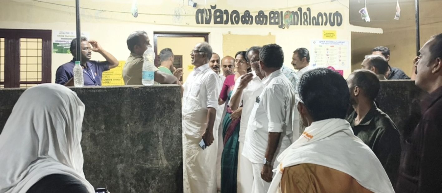 ചേരാവള്ളിയിലെ ബൂത്തിൽ വനിതയെ വോട്ട് ചെയ്യാനനുവദിക്കാതെ യുഡിഎഫ് പ്രവർത്തകർ തടഞ്ഞതറിഞ്ഞ്‌  എൽഡിഎഫ്‌ സ്ഥാനാർഥി യു പ്രതിഭയടക്കമുള്ള നേതാക്കൾ എത്തിയപ്പോൾ