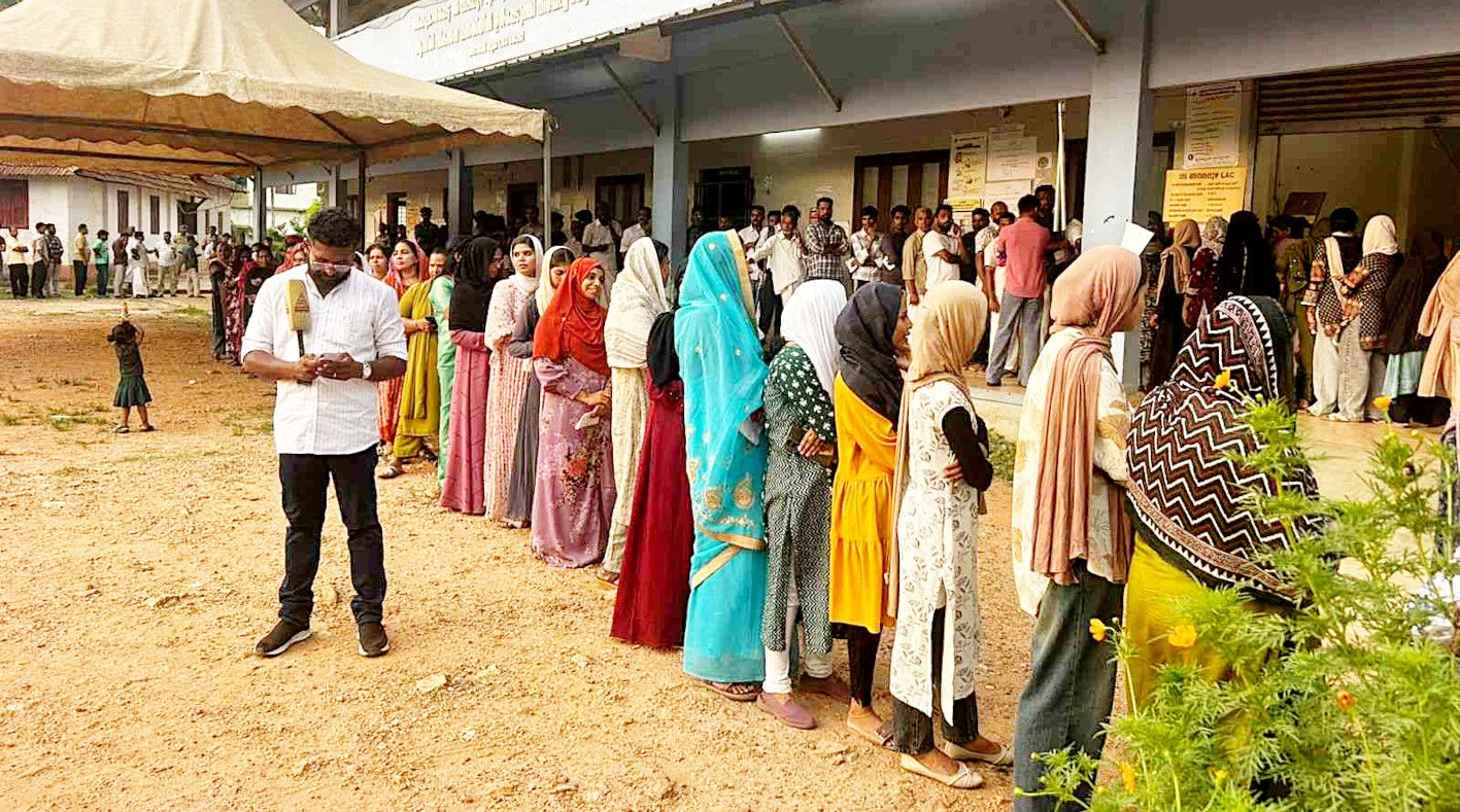 പോളിങ് സമയത്തിന് ശേഷവും കാക്കാഴം ഗവ. എച്ച്എസ്എസിലെ 141–-ാം നമ്പർ ബൂത്തിൽ  വോട്ട് ചെയ്യാനെത്തിയവരുടെ നീണ്ടനിര