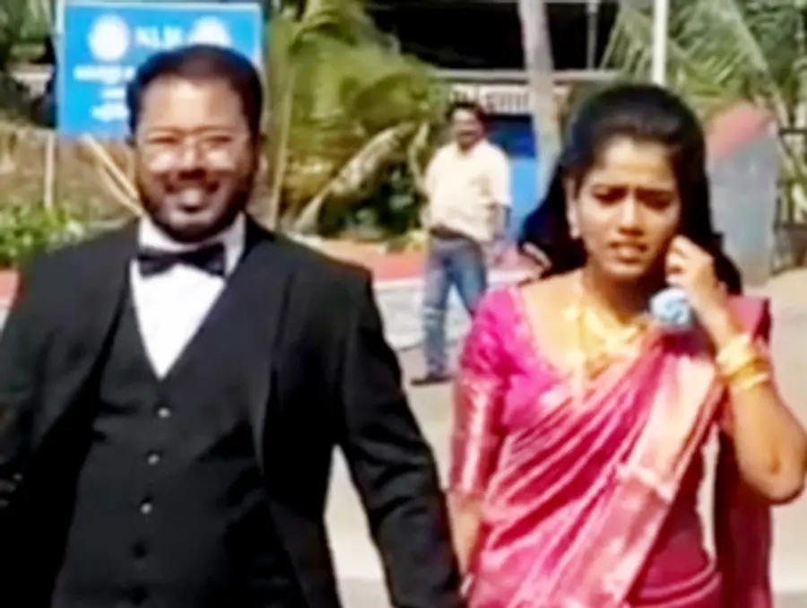 അജോ ആന്റണിയും ടിന്റുവും വോട്ടുചെയ്യാനായി എത്തിയപ്പോള്