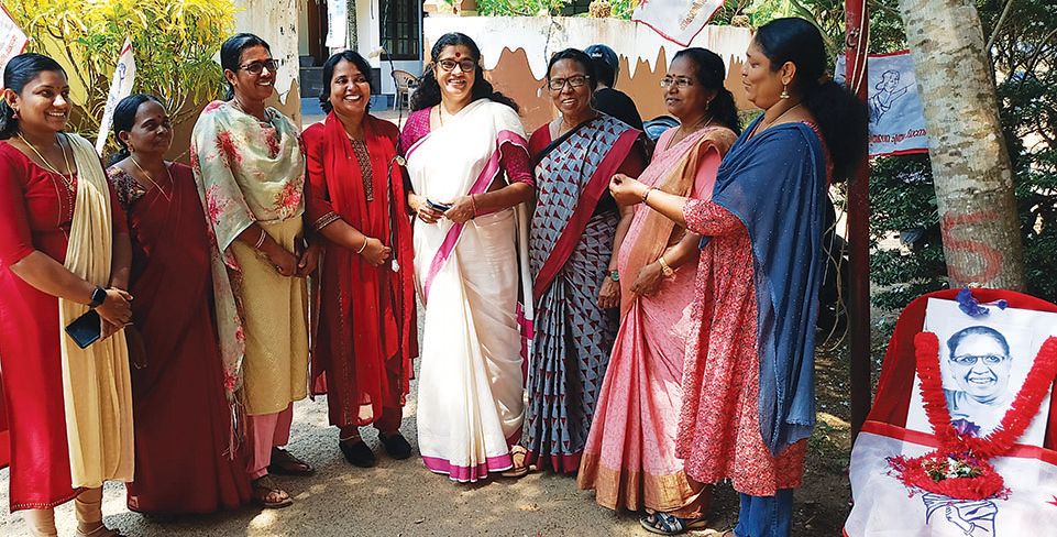 ചാരുംമൂട്ടിൽ നടന്ന എം സി ജോസഫൈൻ അനുസ-്‌മരണ സമ്മേളനം സിപിഐ എം കേന്ദ്ര കമ്മിറ്റിയംഗം സി എസ് സുജാത ഉദ്ഘാടനംചെയ്യുന്നു