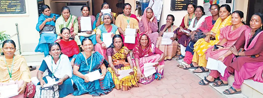 ഹരിതകർമ സേനാംഗങ്ങൾ താമരക്കുളം പഞ്ചായത്ത് ഓഫീസിന് മുന്നിൽ കുത്തിയിരുന്ന് പ്രതിഷേധിക്കുന്നു