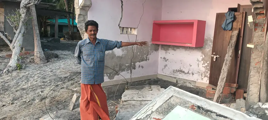 പകുതിയോളം ഭാഗം കടലെടുത്ത വീടിനുപിന്നിൽ സദാനന്ദൻ