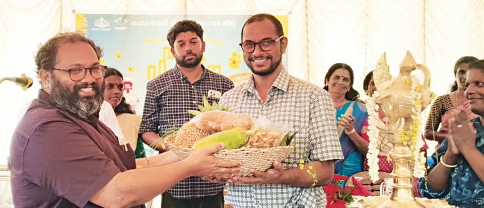 കുടുംബശ്രീ  മിഷന്റെ ജില്ലാ വിഷു വിപണനമേള ചുനക്കര  പഞ്ചായത്ത് ഗ്രൗണ്ടിൽ കോ–ഓഡിനേറ്റർ രഞ്ജിത്ത് ഉദ്ഘാടനംചെയ്യുന്നു 