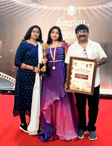 മികച്ച ഗായികയ്ക്കുള്ള തമിഴ്നാട് സർക്കാരിന്റെ ചലച്ചിത്ര പുരസ്കാരം ഏറ്റുവാങ്ങിയ വർഷ രഞ്ജിത് അച്ഛൻ രഞ്ജിത്തിനും അമ്മ ഷീബയ്ക്കും ഒപ്പം