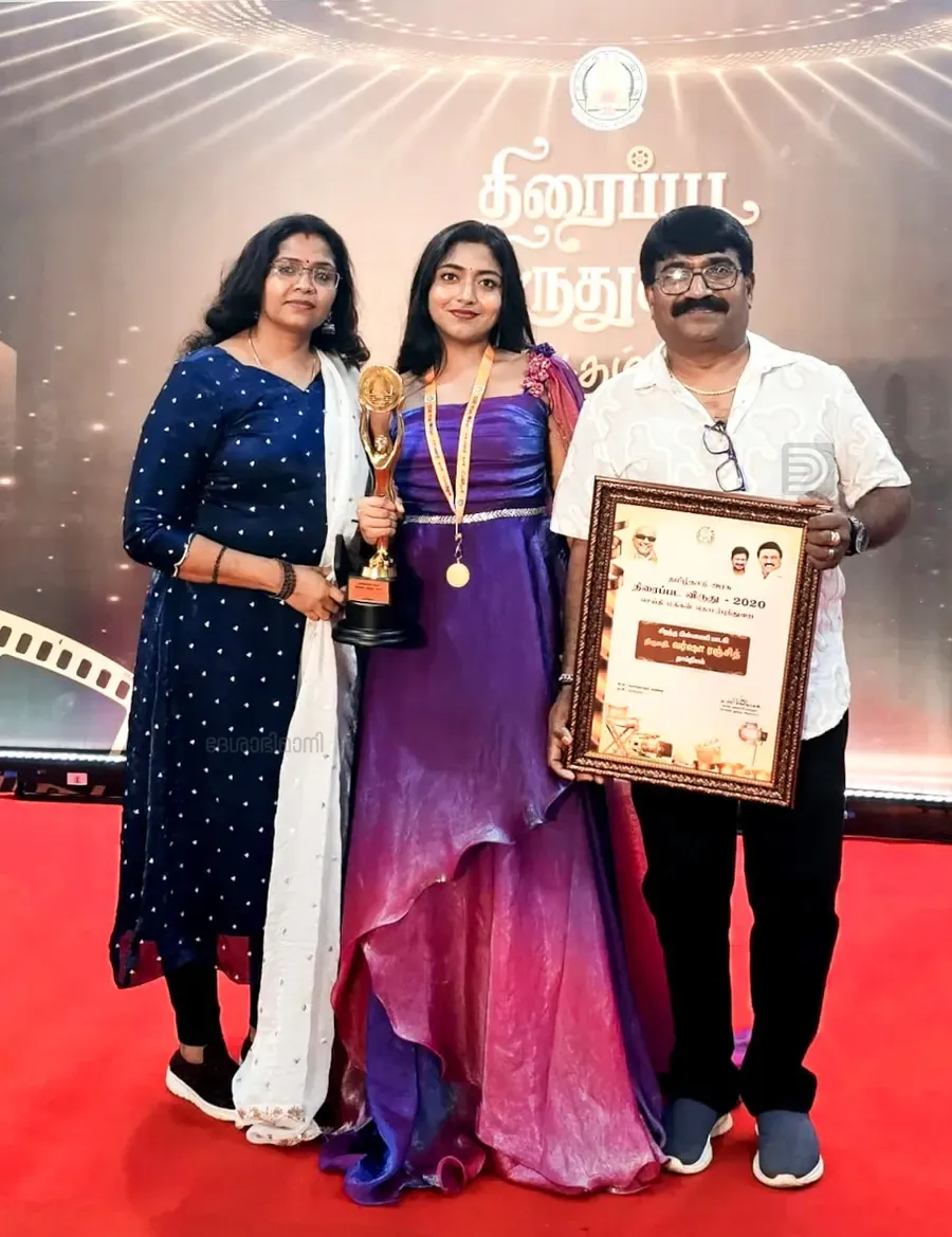 മികച്ച ഗായികയ്ക്കുള്ള തമിഴ്നാട് സർക്കാരിന്റെ ചലച്ചിത്ര പുരസ്കാരം ഏറ്റുവാങ്ങിയ വർഷ രഞ്ജിത് അച്ഛൻ രഞ്ജിത്തിനും അമ്മ ഷീബയ്ക്കും ഒപ്പം