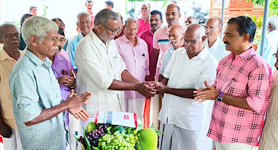 കഞ്ഞിക്കുഴി ഗ്രാമ പഞ്ചായത്തിലെ കർഷക കൂട്ടായ്മയായ കഞ്ഞിക്കുഴി എ ഗ്രേഡ് പച്ചക്കറി ക്ലസ്റ്ററിന്റെ ആഭിമുഖ്യത്തിൽ വിഷു ദിനത്തിൽ കർഷകർക്ക് കൃഷി വകുപ്പുമന്ത്രി പി പ്രസാദ് കൈ നീട്ടം നൽകുന്നു