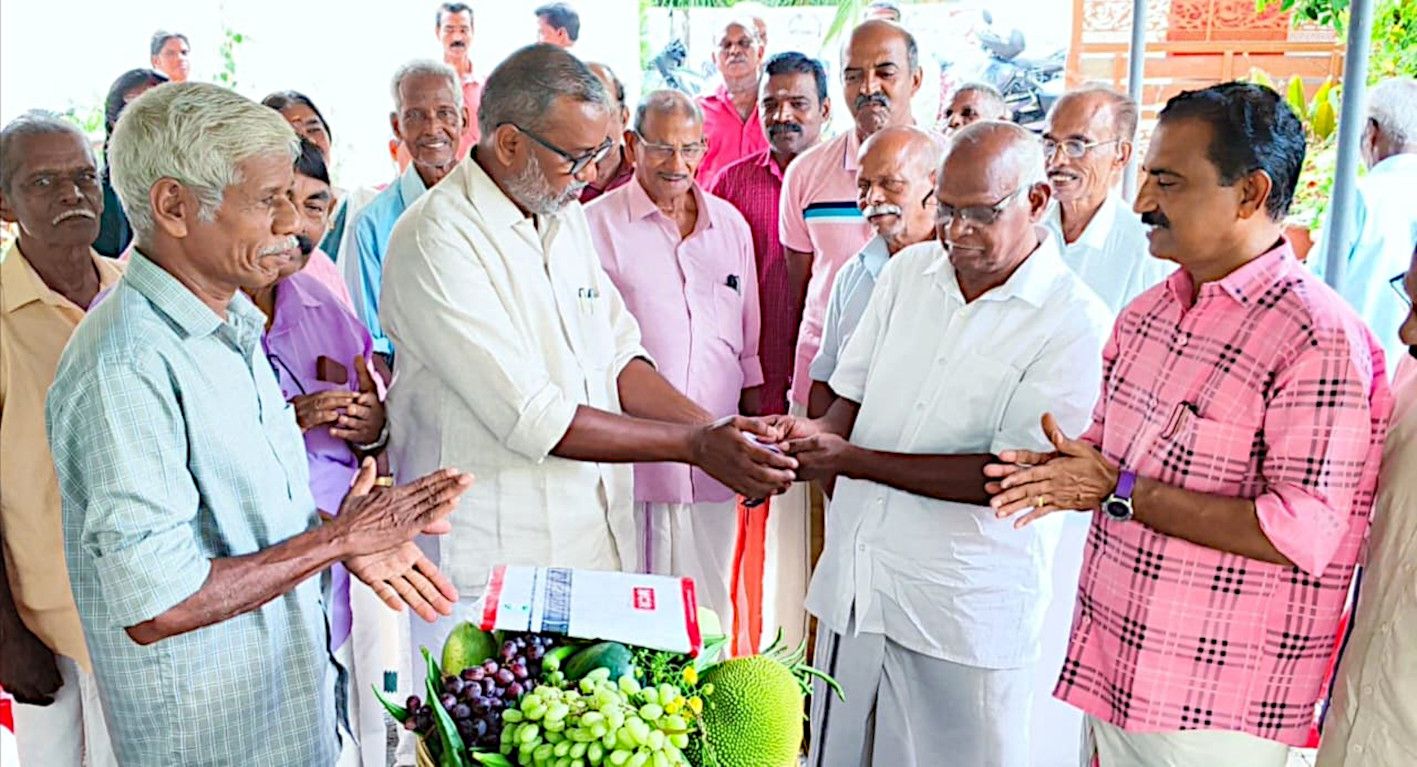 കഞ്ഞിക്കുഴി ഗ്രാമ പഞ്ചായത്തിലെ കർഷക കൂട്ടായ്മയായ കഞ്ഞിക്കുഴി എ ഗ്രേഡ് പച്ചക്കറി ക്ലസ്റ്ററിന്റെ ആഭിമുഖ്യത്തിൽ വിഷു ദിനത്തിൽ കർഷകർക്ക്  കൃഷി വകുപ്പുമന്ത്രി പി പ്രസാദ് കൈ നീട്ടം നൽകുന്നു 