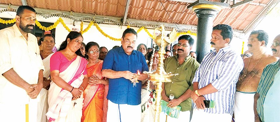 പള്ളിക്കൽ കിഴക്കേക്കര എസ്എൻഡിപി ശാഖാ പ്രതിഷ്ഠാ വാർഷികാഘോഷം യൂണിയൻ ചെയർമാൻ  ഡോ. എ വി ആനന്ദരാജ് ഉദ്‌ഘാടനംചെയ്യുന്നു