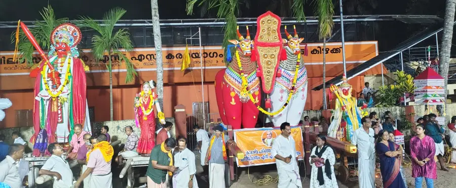 വിഷുദിനത്തിൽ ചെന്നിത്തല കാരാഴ്മ ദേവീക്ഷേത്രത്തിൽ അണിനിരന്ന കെട്ടുകാഴ്ചകൾ 