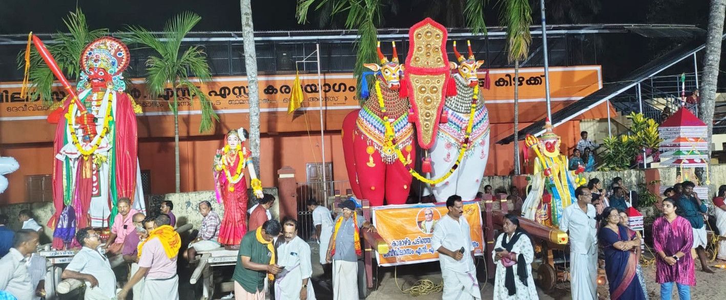വിഷുദിനത്തിൽ ചെന്നിത്തല കാരാഴ്മ ദേവീക്ഷേത്രത്തിൽ അണിനിരന്ന കെട്ടുകാഴ്ചകൾ  ​ ​ ​