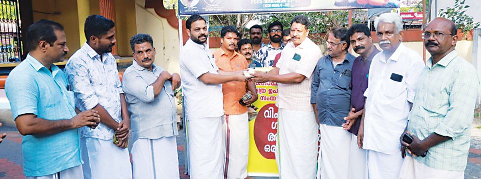 ഗാന്ധിഭവൻ അയൽ വീട്ടിൽ ഒരു മരം പദ്ധതിയുടെ ഭാഗമായി  എരുവ  ശ്രീകൃഷ്ണസ്വാമി ക്ഷേത്രത്തിൽ എത്തിയ ഭക്തർക്ക് ഫലവൃക്ഷ തൈകൾ വിതരണം ചെയ്യുന്നു