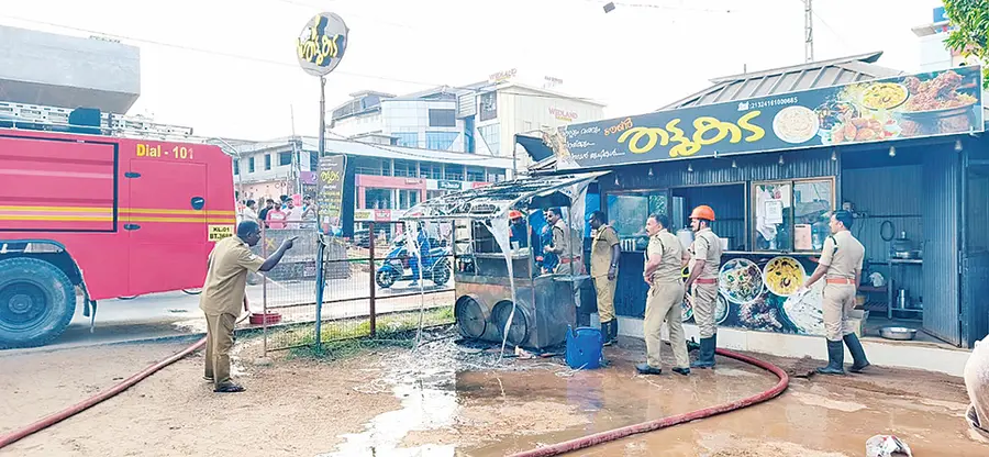 ഹരിപ്പാട് തീപിടിത്തമുണ്ടായ തട്ടുകടയില് അഗ്നിരക്ഷാസേന തീ അണയ്ക്കുന്നു