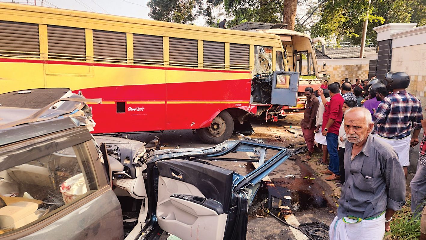 എംസി റോഡിൽ മുണ്ടൻകാവ് പുത്തൻവീട്ടിൽപ്പടി പാലത്തിന്‌ സമീപം അപകടത്തില്‍പെട്ട കെഎസ്ആര്‍ടിസി ബസും കാറും