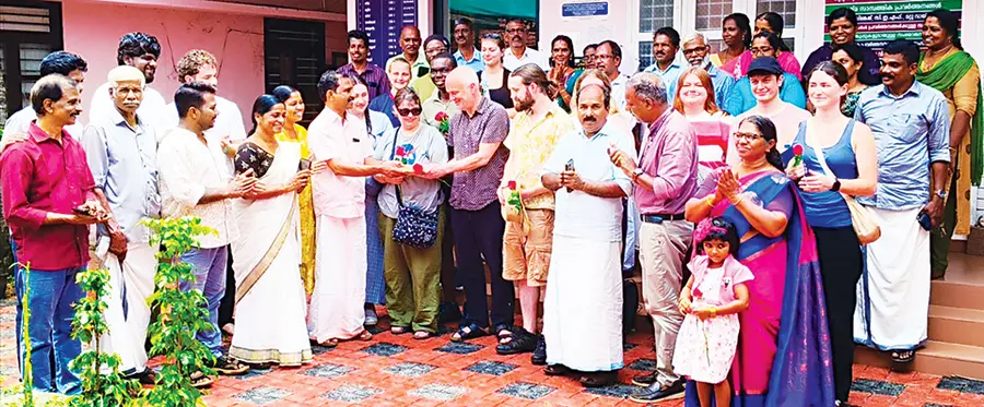 ബ്രിട്ടനിൽനിന്നെത്തിയ പന്ത്രണ്ടംഗ ഗവേഷക ടീമിനെ കഞ്ഞിക്കുഴിയിലെ പരമ്പരാഗത നെൽവിത്തിനമായ വിരിപ്പും മുണ്ടകനും നൽകി പഞ്ചായത്ത് പ്രസിഡന്റ് എം സന്തോഷ് കുമാര്‍ സ്വീകരിക്കുന്നു 