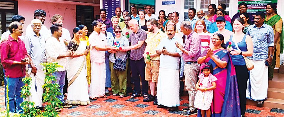 ബ്രിട്ടനിൽനിന്നെത്തിയ പന്ത്രണ്ടംഗ ഗവേഷക ടീമിനെ കഞ്ഞിക്കുഴിയിലെ പരമ്പരാഗത നെൽവിത്തിനമായ വിരിപ്പും മുണ്ടകനും നൽകി പഞ്ചായത്ത് പ്രസിഡന്റ് എം സന്തോഷ് കുമാര്‍ സ്വീകരിക്കുന്നു 