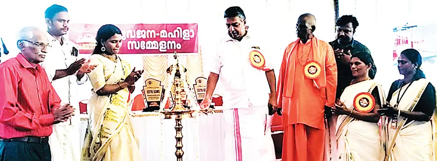 കൊറ്റാർകാവ് ശുഭാനന്ദാദർശാശ്രമത്തിൽ യുവജന -മഹിളാ സമ്മേളനം മന്ത്രി സജി ചെറിയാൻ ഉദ്ഘാടനംചെയ്യുന്നു