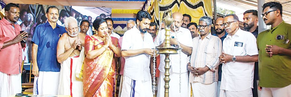 ചുനക്കര തിരുവൈരൂർ ശ്രീമഹാദേവർ ക്ഷേത്രത്തിൽ സ്വർണക്കൊടിമര പ്രതിഷ-്‌ഠയുടെ ഭാഗമായ  അനുമോദന സമ്മേളനം ക്ഷേത്രതന്ത്രി കീഴ-്‌ത്താമരശേരി മഠത്തിൽ രമേശ് ഭട്ടതിരിപ്പാട് ഉദ്ഘാടനംചെയ്യുന്നു