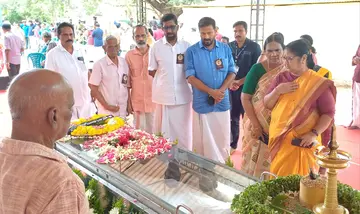 മുണ്ടത്തിക്കോട് വെടിക്കോപ്പ് ദുരന്തത്തിൽ മരിച്ച വെടിക്കെട്ട് കരാറുകാരൻ മുണ്ടത്തിക്കോട്‌  സതീഷിന്   മന്ത്രി ആർ ബിന്ദു ആദരാഞ്ജലി അർപ്പിക്കുന്നു