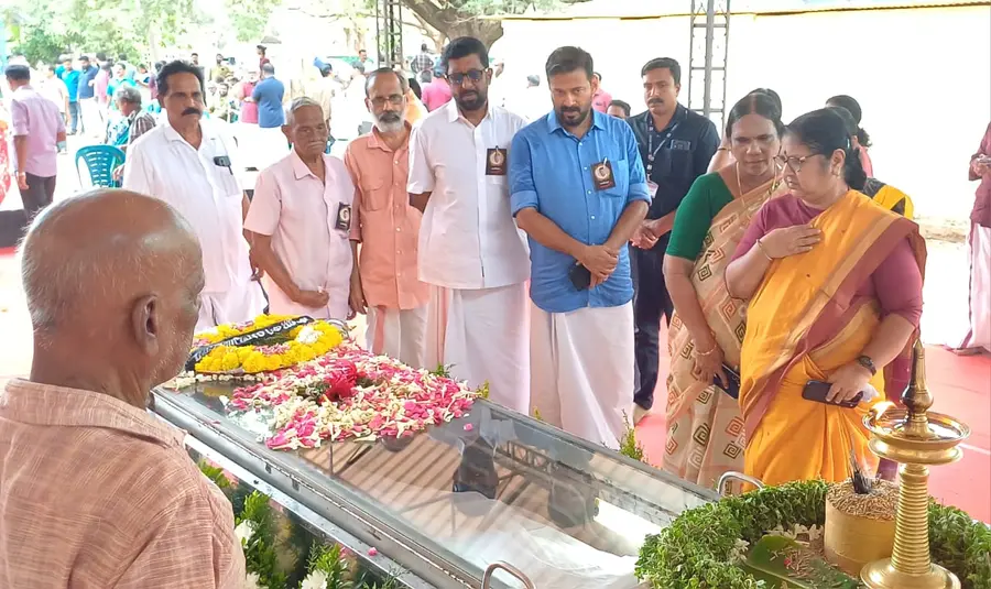 മുണ്ടത്തിക്കോട് വെടിക്കോപ്പ് ദുരന്തത്തിൽ മരിച്ച വെടിക്കെട്ട് കരാറുകാരൻ മുണ്ടത്തിക്കോട്‌  സതീഷിന്   മന്ത്രി ആർ ബിന്ദു ആദരാഞ്ജലി അർപ്പിക്കുന്നു
