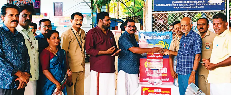 എൻജിഒ യൂണിയൻ ഹരിപ്പാട് കെഎസ്ആർടിസി ബസ് സ്റ്റാന്റിൽ ആരംഭിച്ച തണ്ണീർപ്പന്തൽ യൂണിയൻ ജില്ലാ ട്രഷറർ  ടി കെ മധുപാൽ ഉദ്ഘാടനംചെയ്യുന്നു