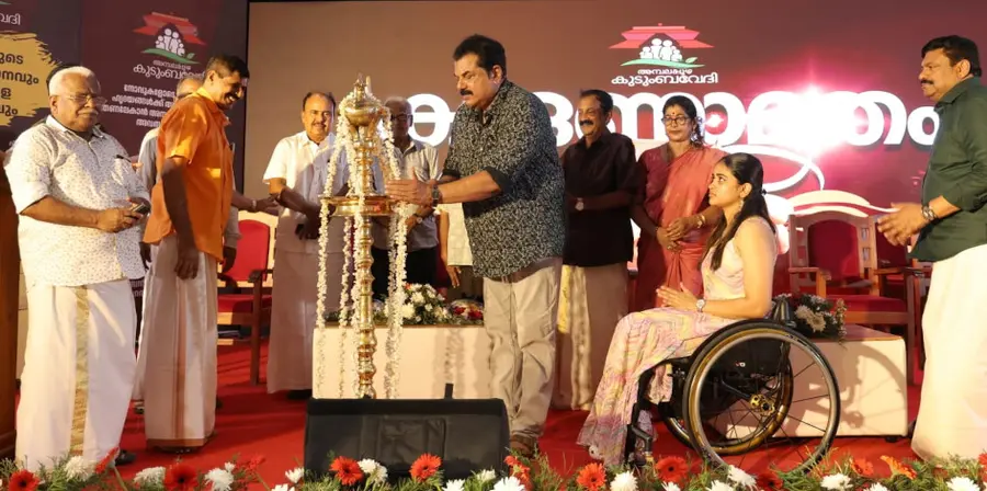 അമ്പലപ്പുഴ കുടുംബവേദിയുടെ വീടുകളുടെ താക്കോൽ കൈമാറ്റച്ചടങ്ങ്
എം മുകേഷ് എംഎൽഎ ഉദ്ഘാടനംചെയ്യുന്നു